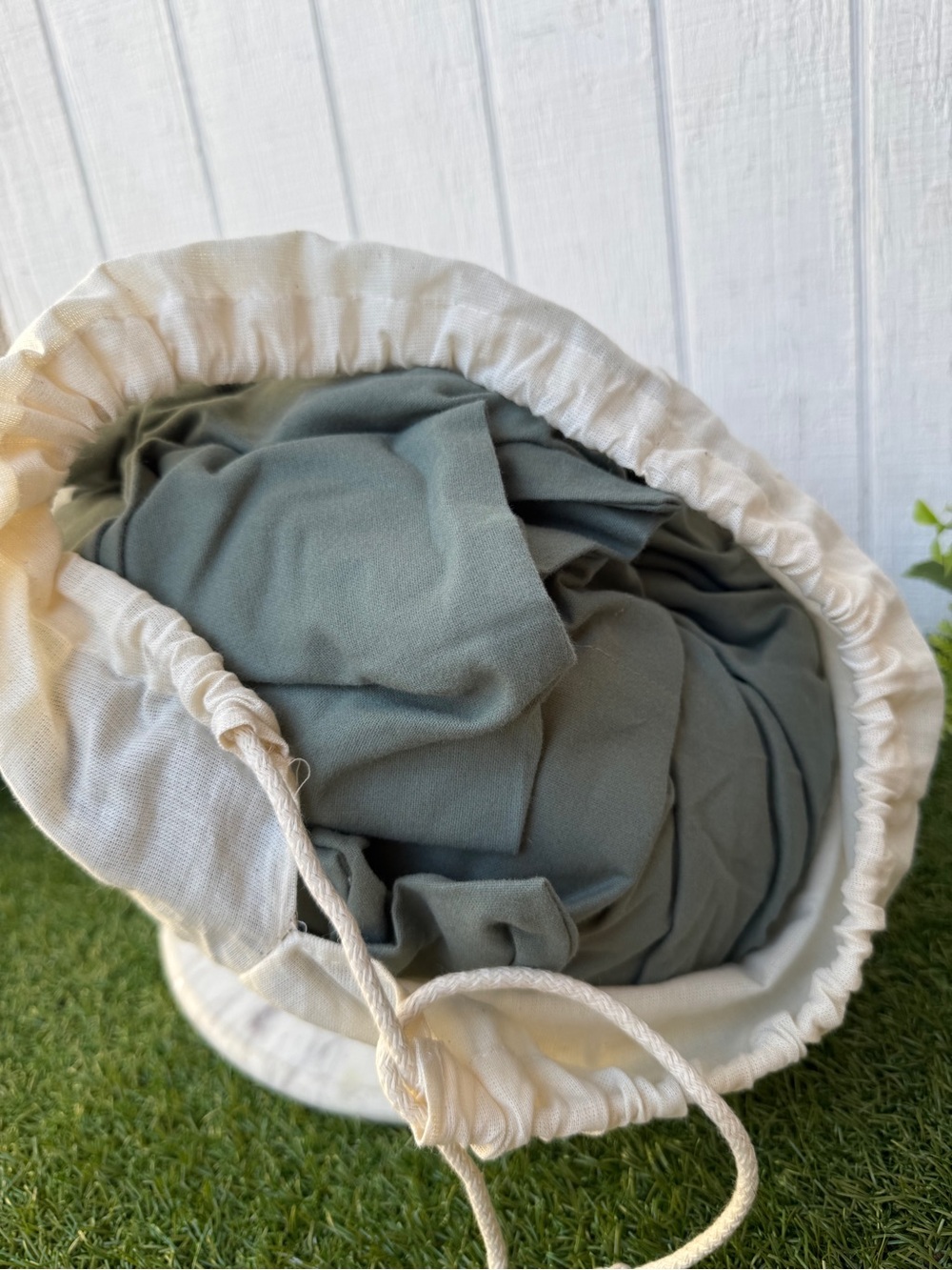Coyuchi Cloud
Brushed™ Organic Flannel Sheet Set in Cypress New Queen $308 new - Picture 9 of 11